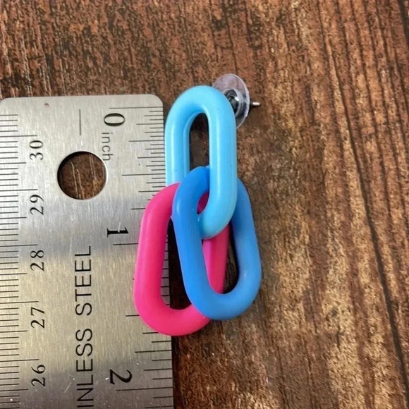 ❤️ NEW 2/$20 or 3/$25 Lightweight Acrylic Chainlink Earrings Blue and Hot Pink - Picture 2 of 4